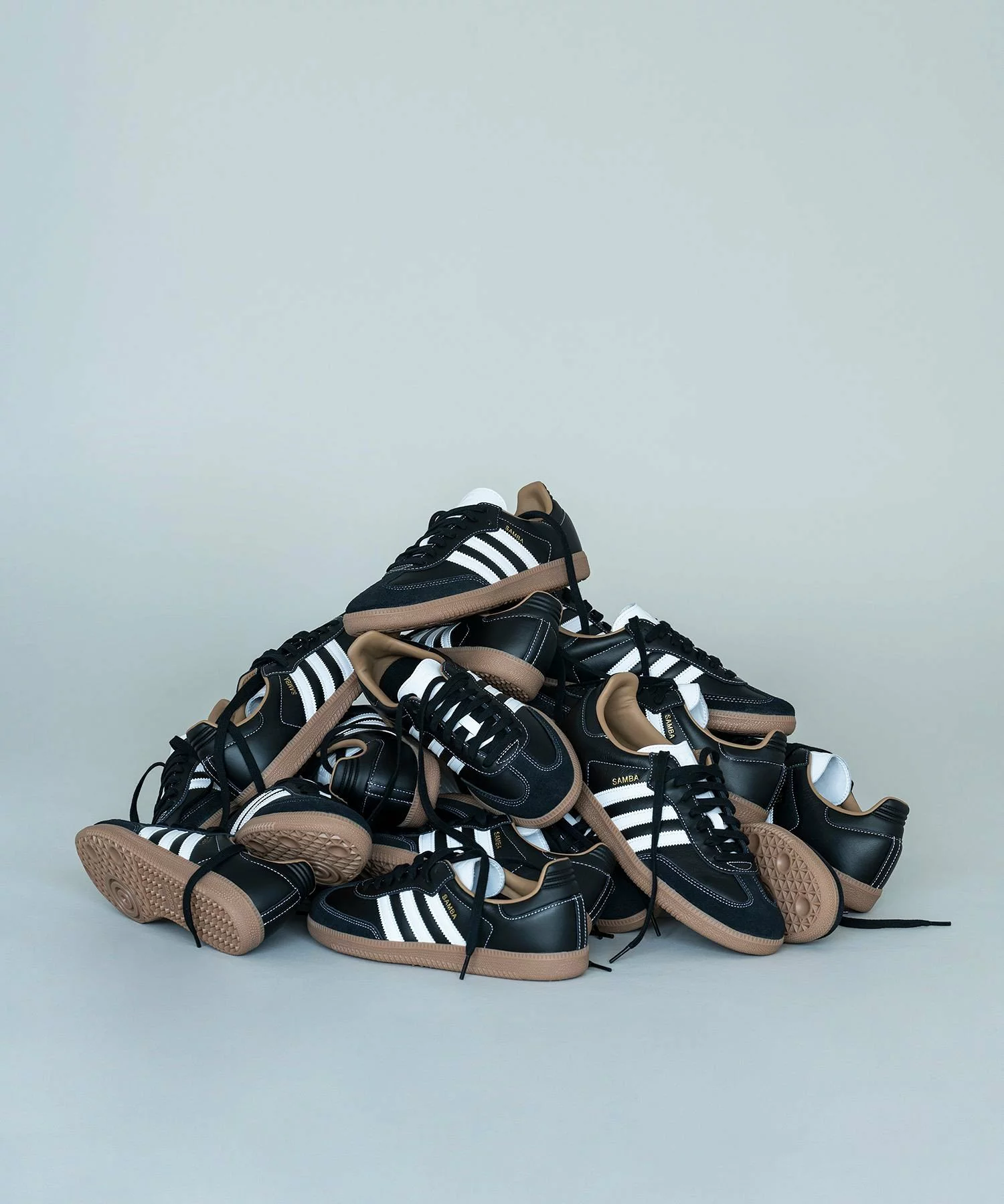 ADAM ET ROPÉ × adidas Originals による SAMBA OG “Black” の先行予約が開始