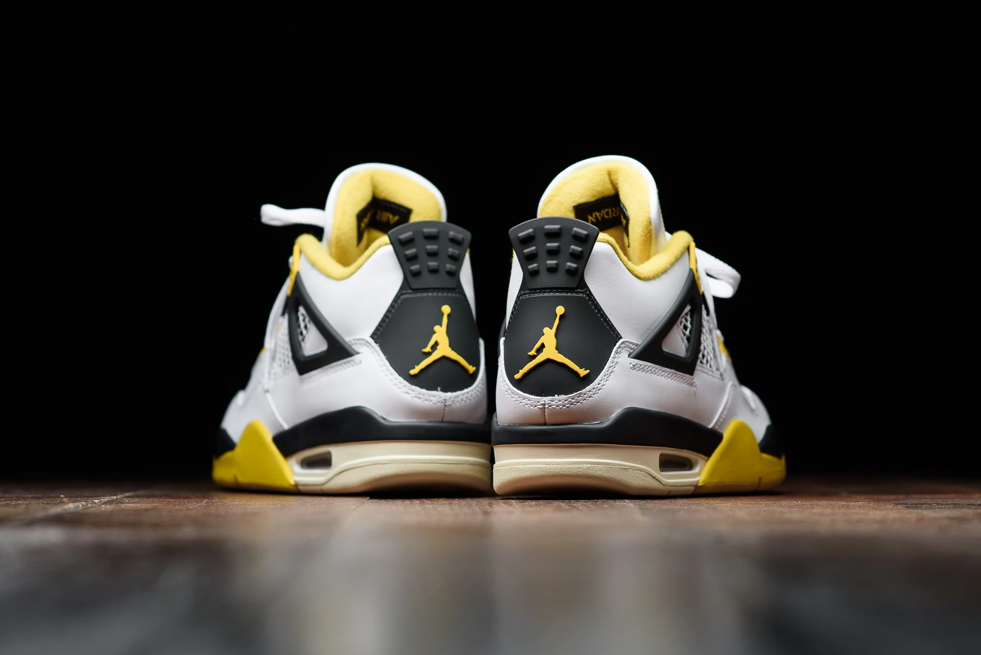 NIKE AIR JORDAN 4 RETRO “Vivid Sulfur” が発売