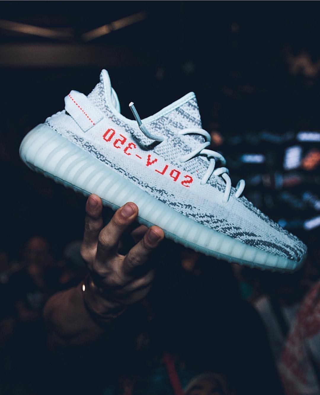 YEEZY BOOST 350 V2 "Blue Tint" が発売