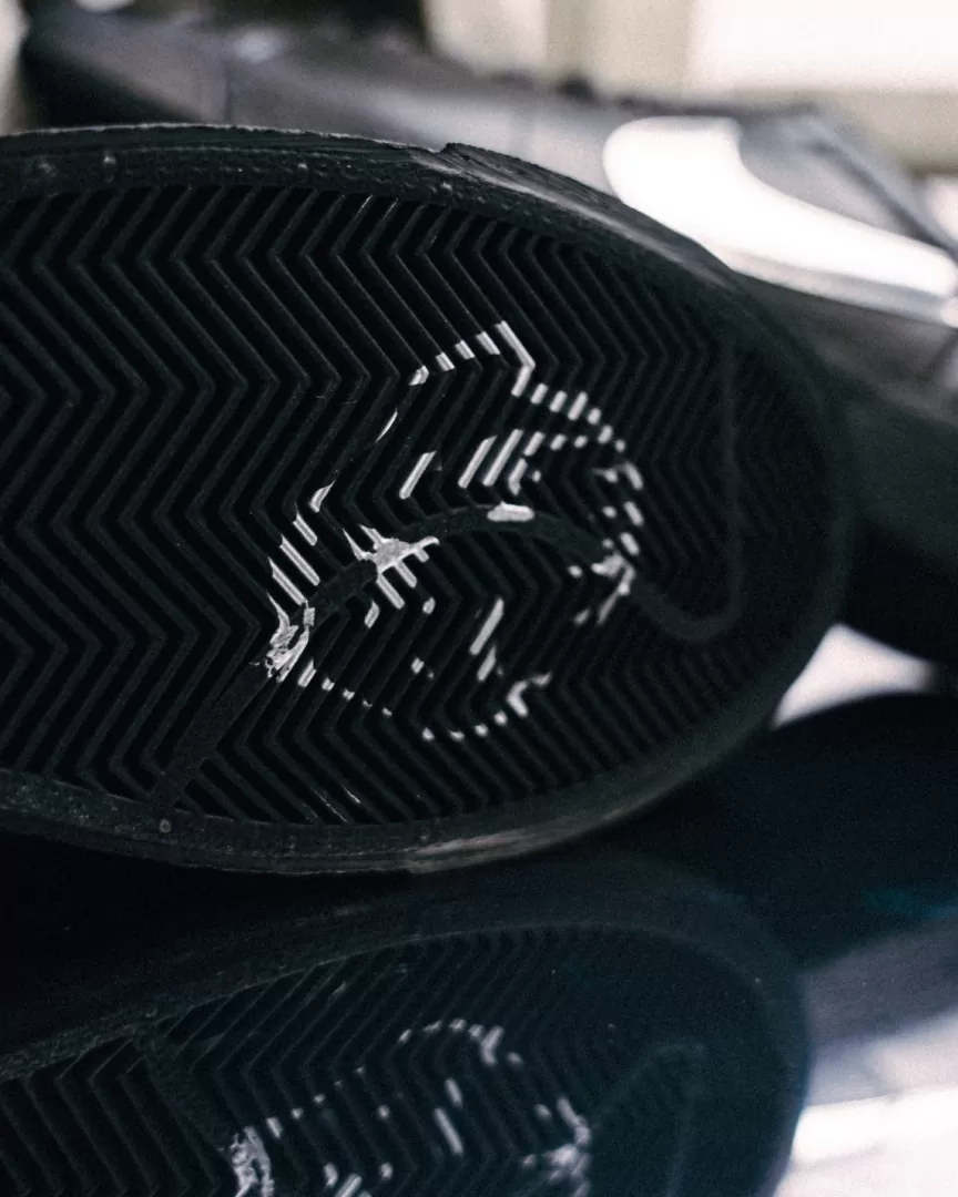 Dancer Skateboard × NIKE SB の ZOOM BLAZER LOW QS "Black/Metallic Silver" が発売