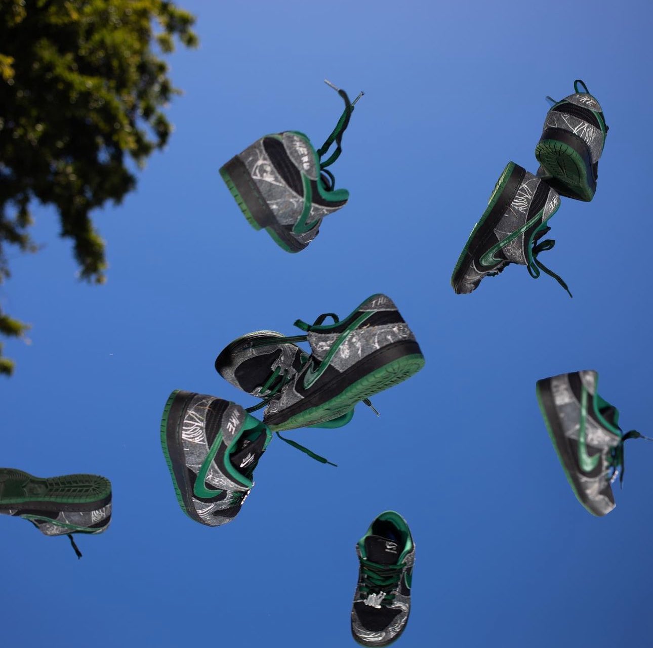 There Skateboards × NIKE SB の DUNK LOW "Black/Gorge Green" が発売