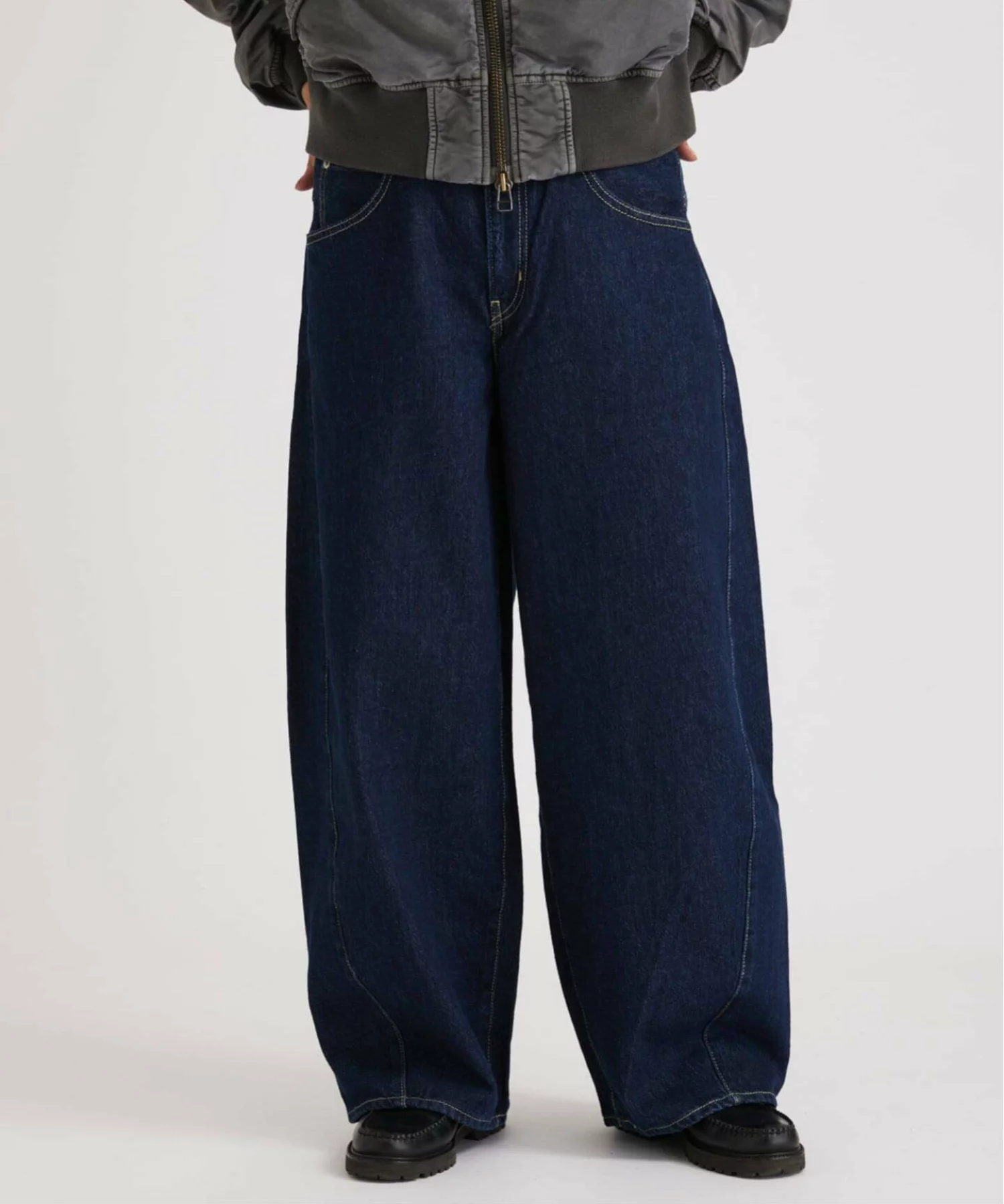 JOURNAL STANDARD × Levi’s® による Super Baggy Barrel Jeans の先行予約が開始