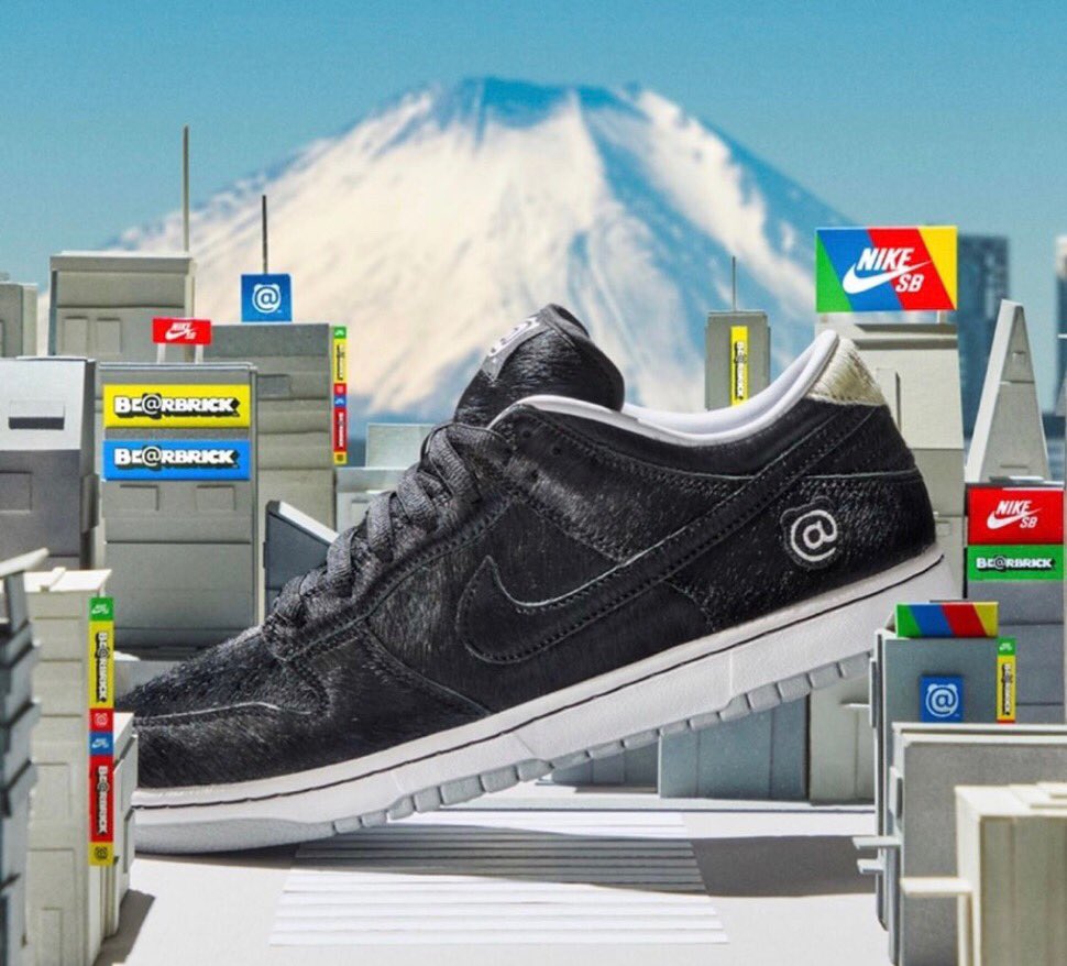 MEDICOM TOY × NIKE SB の DUNK LOW OG QS “BE@RBRICK” が発売