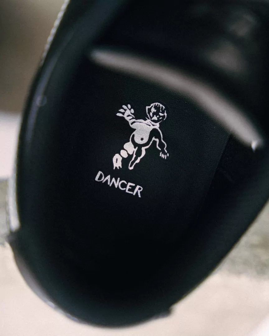 Dancer Skateboard × NIKE SB の ZOOM BLAZER LOW QS "Black/Metallic Silver" が発売