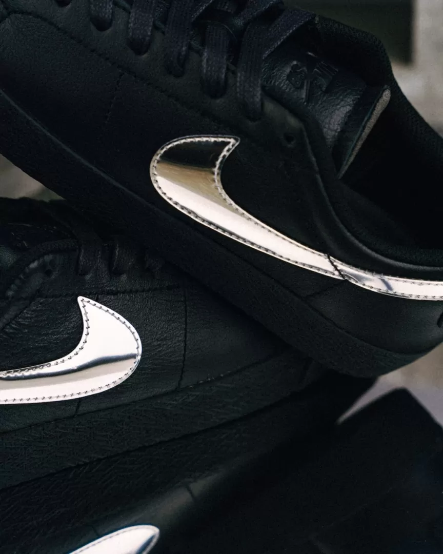 Dancer Skateboard × NIKE SB の ZOOM BLAZER LOW QS "Black/Metallic Silver" が発売