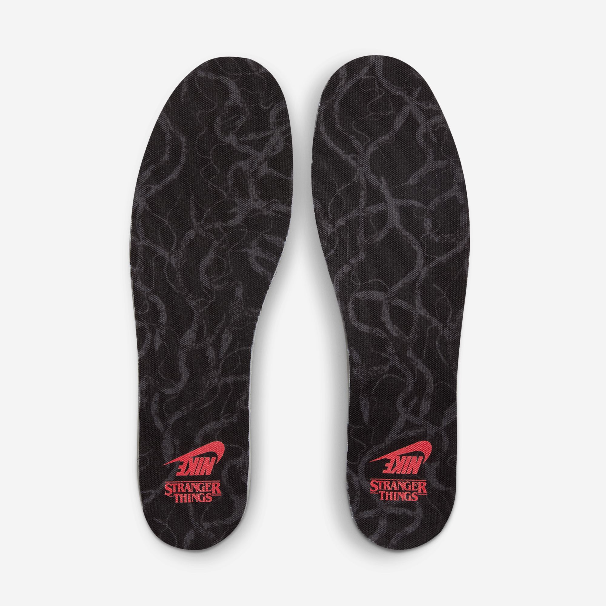 Stranger Things × NIKE DUNK LOW “Phantom” のオフィシャル画像が公開