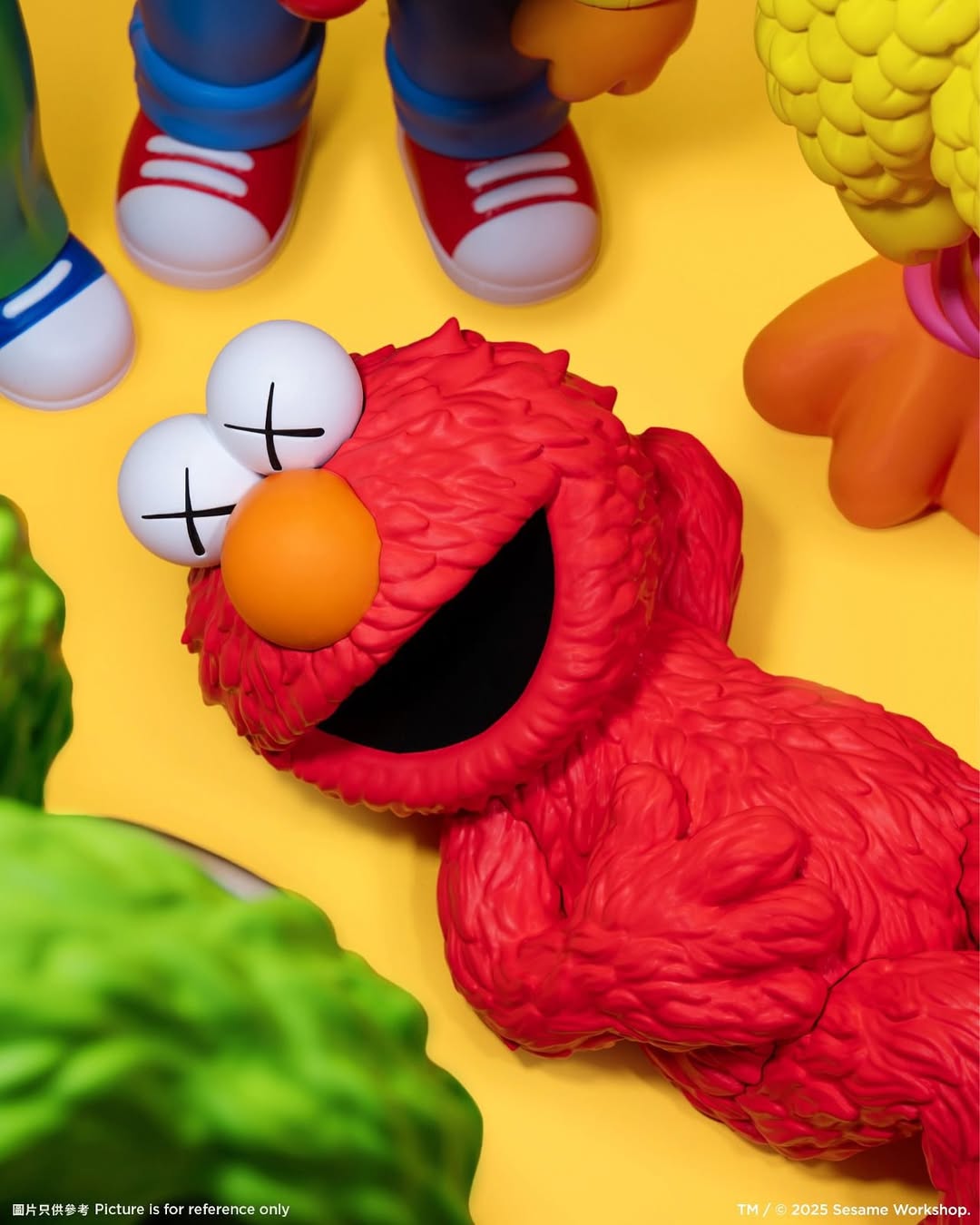 KAWS × セサミストリート の “Vinyl Figure Collection” が10月