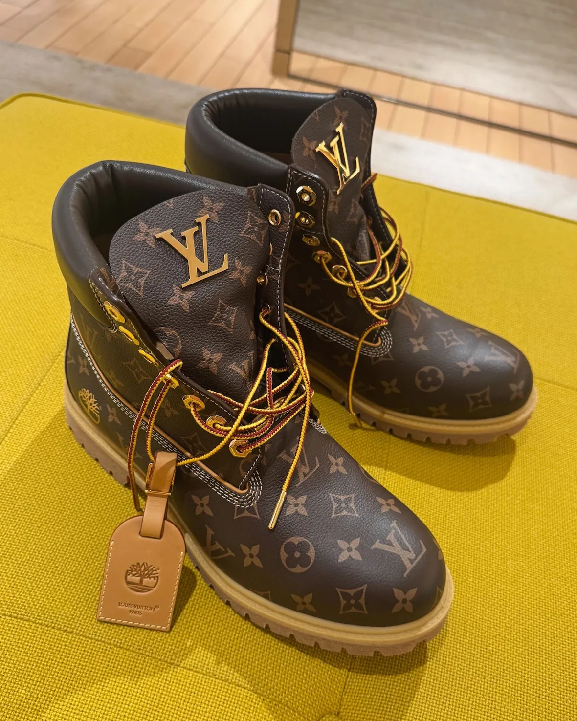 Louis Vuitton × Timberland の 18K ゴールドブーツが発表