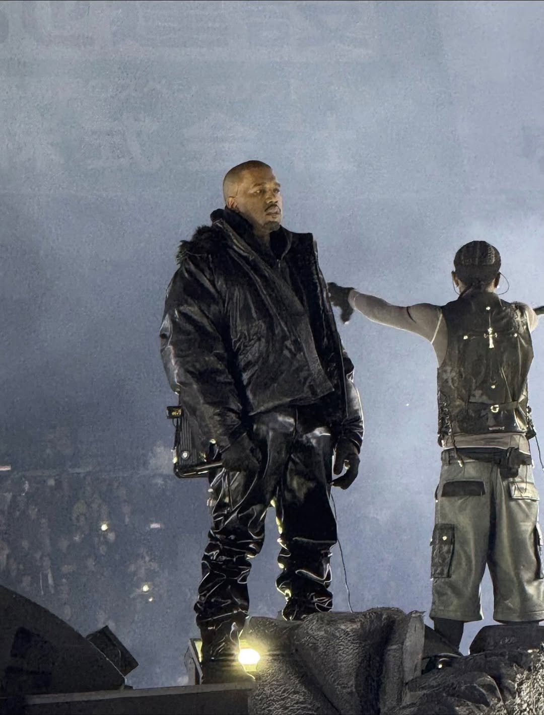 Ye が Travis Scott のライブで YEEZY の PK-01 Jacket を着用