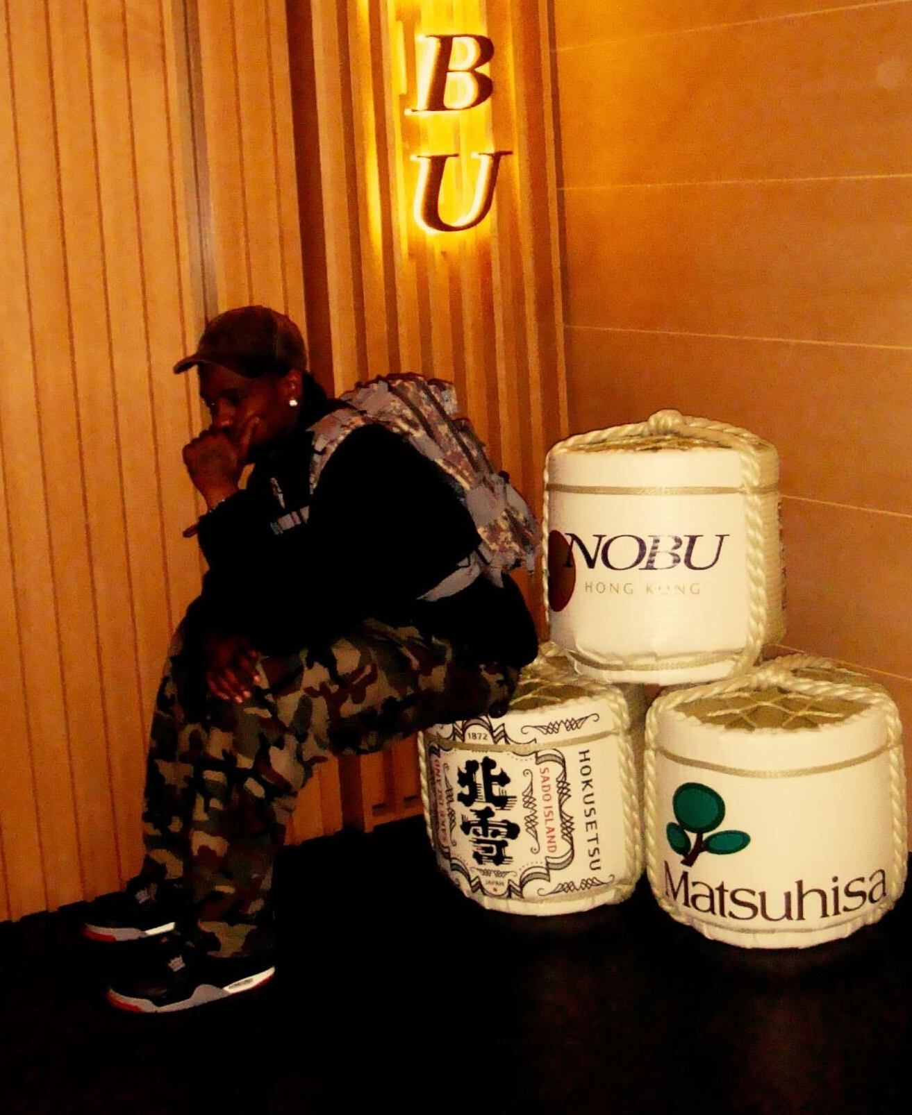 Travis Scott が NIKE AIR JORDAN 4 RETRO OG “Bred” を着用