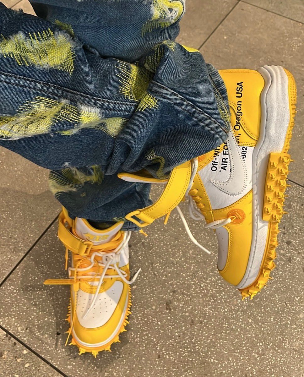 Off-White™ × NIKE の AIR FORCE 1 MID SP LTHR “Varsity Maize” が発売