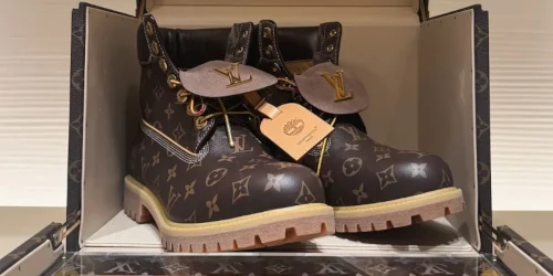 Louis Vuitton × Timberland の 18K ゴールドブーツが発表