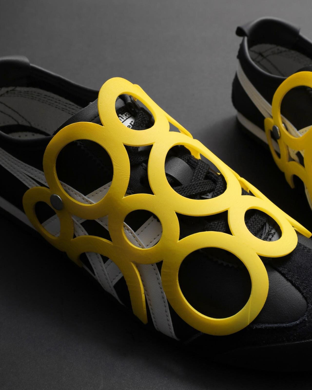 COMME des GARÇONS × Onitsuka Tiger の2025年ホリデーコレクションが12月1日(月)発売予定