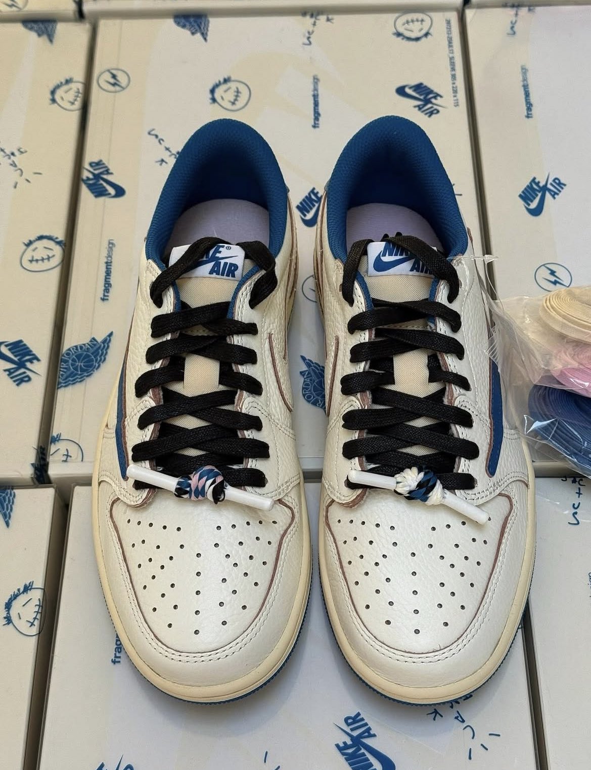 Travis Scott × fragment design × NIKE AIR JORDAN 1 LOW “Sail/Military Blue” もバックドアが発生している模様