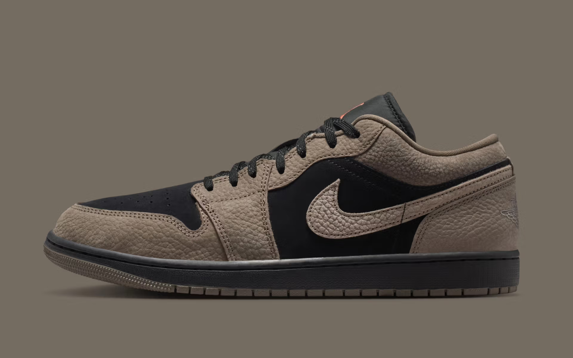 Travis Scott コラボを彷彿とさせる配色の NIKE AIR JORDAN 1 LOW “Olive Grey” が2026年春に発売