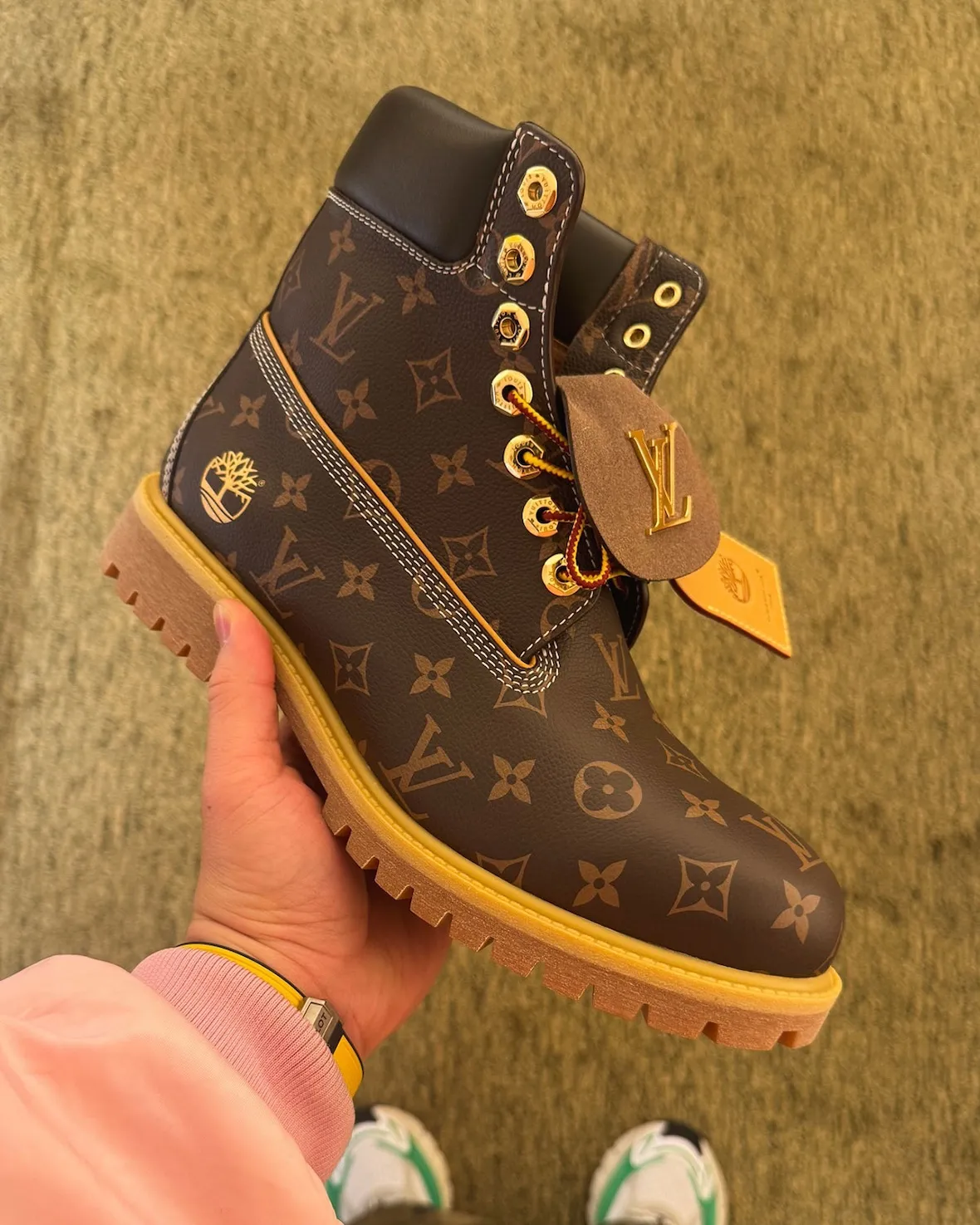 Louis Vuitton × Timberland の 18K ゴールドブーツが発表