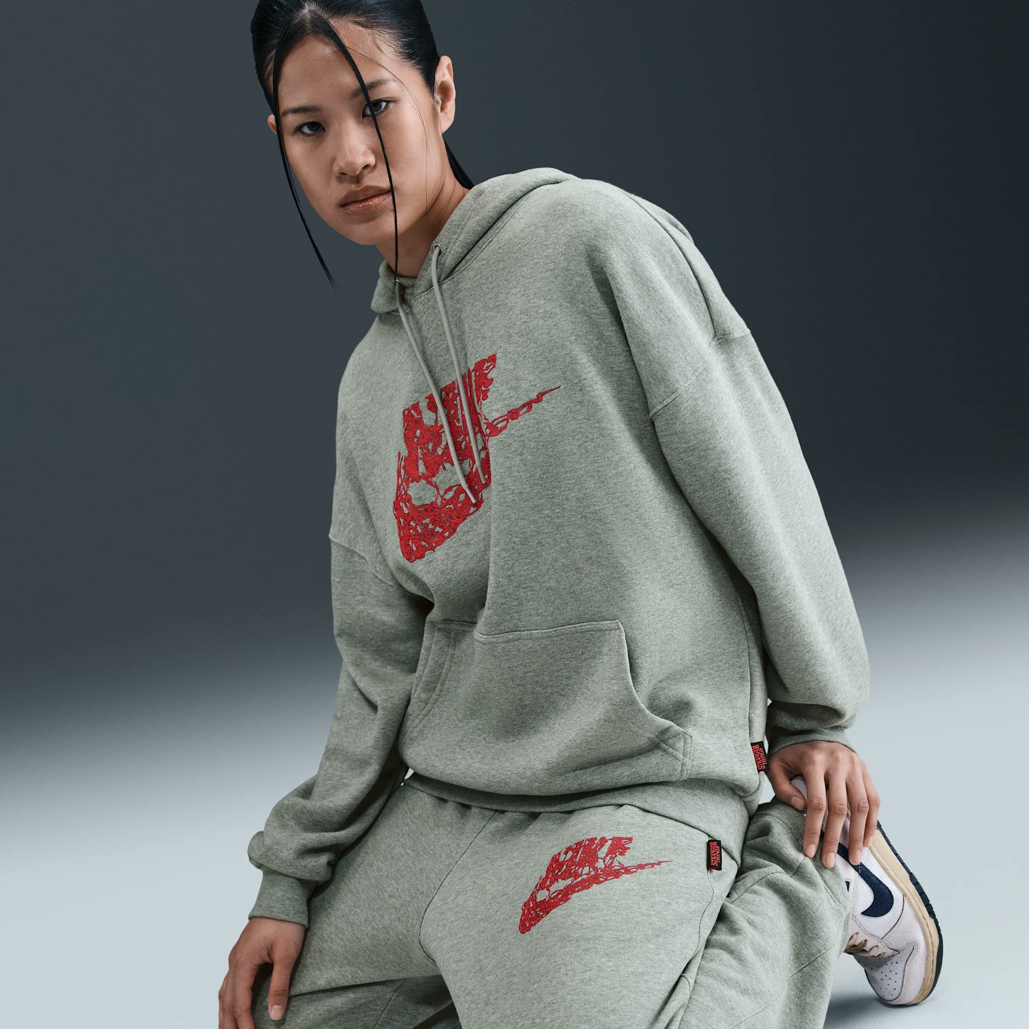 Stranger Things × NIKE の最新コラボアパレルが公開
