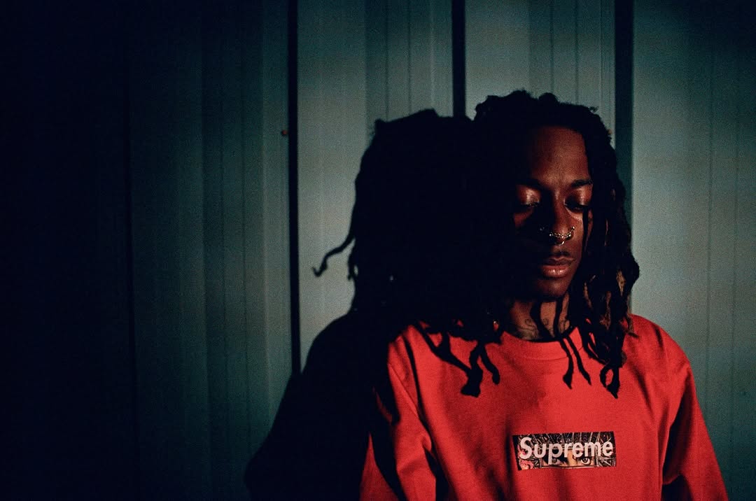 ラッパー Skaiwater が Supreme × Michael Jackson の未公開アイテムを着用