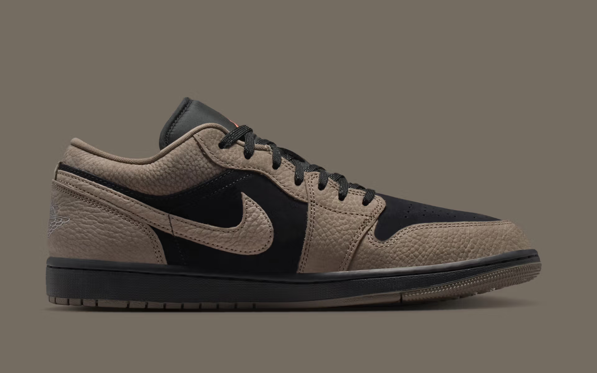 Travis Scott コラボを彷彿とさせる配色の NIKE AIR JORDAN 1 LOW “Olive Grey” が2026年春に発売