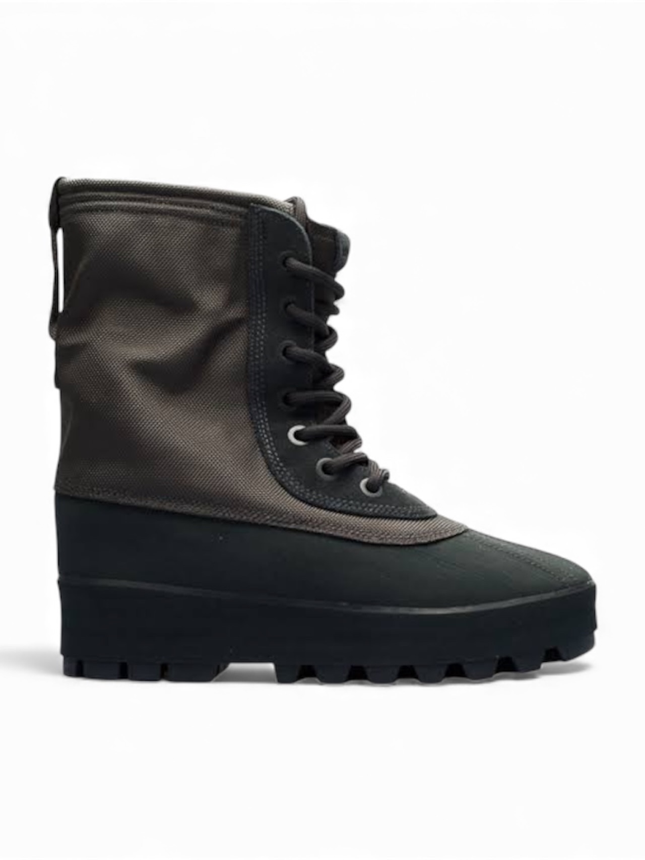 Ye (旧姓 カニエ・ウェスト) が 原宿 GR8 で開催されている Gosha Rubchinskiy のポップアップに登場