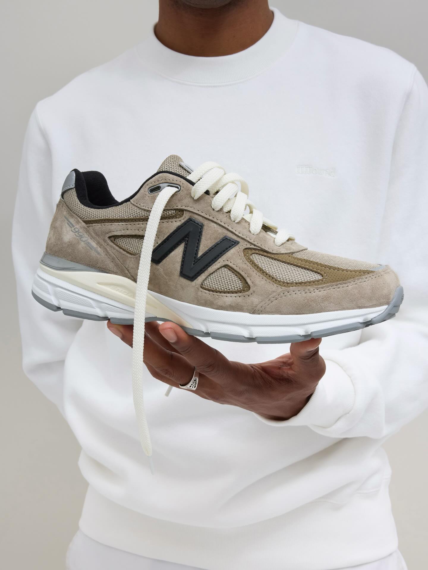 JJJJound × New Balance 990v4 “Mushroom” が日本時間12月12日(金)23:00より受注生産で発売