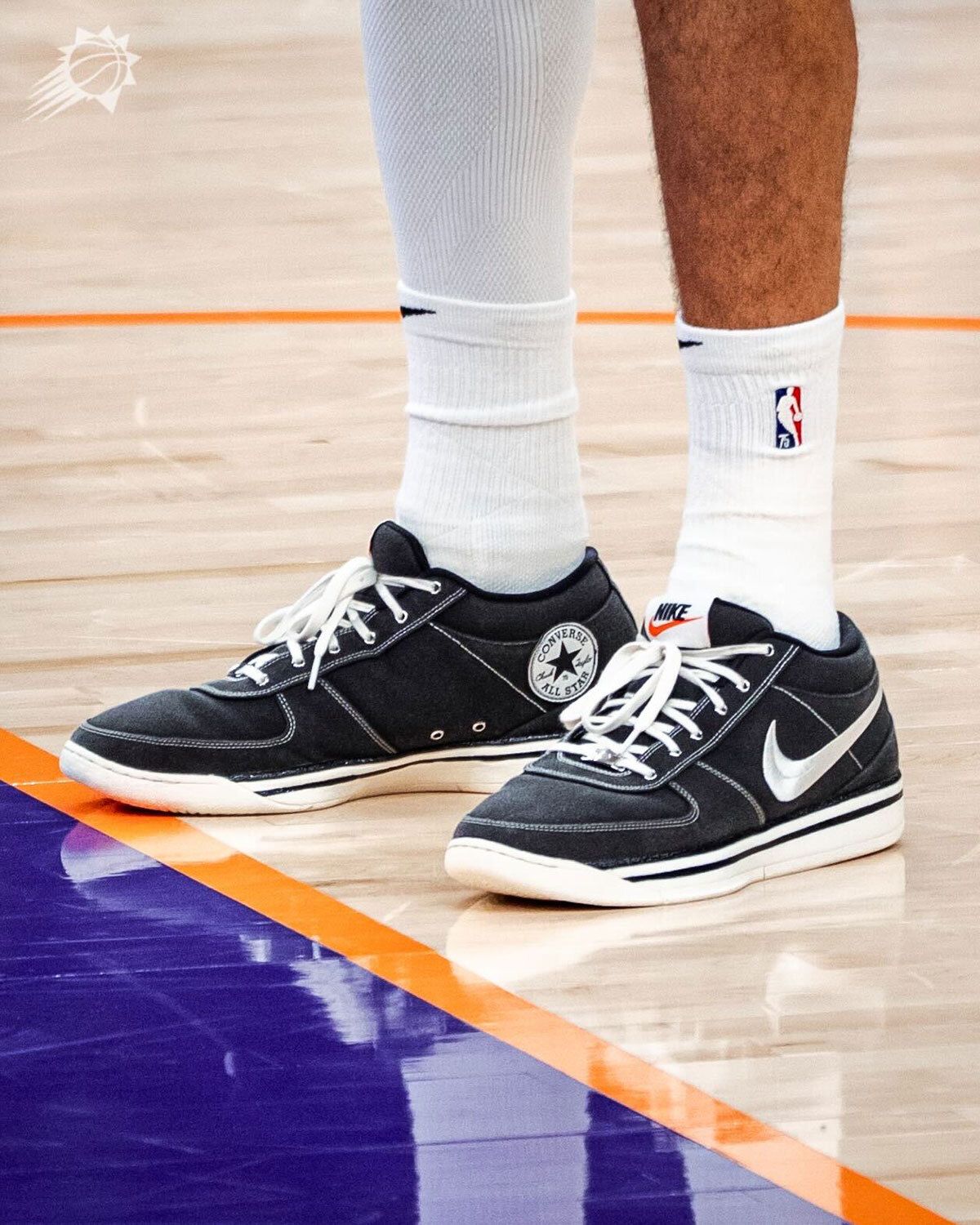 NBA の Devin Booker が NIKE BOOK 1 × CONVERSE Chuck Taylor を着用