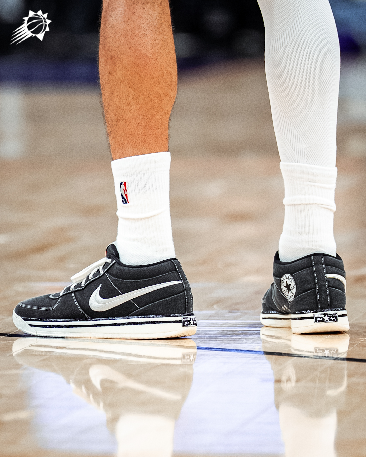 NBA の Devin Booker が NIKE BOOK 1 × CONVERSE Chuck Taylor を着用