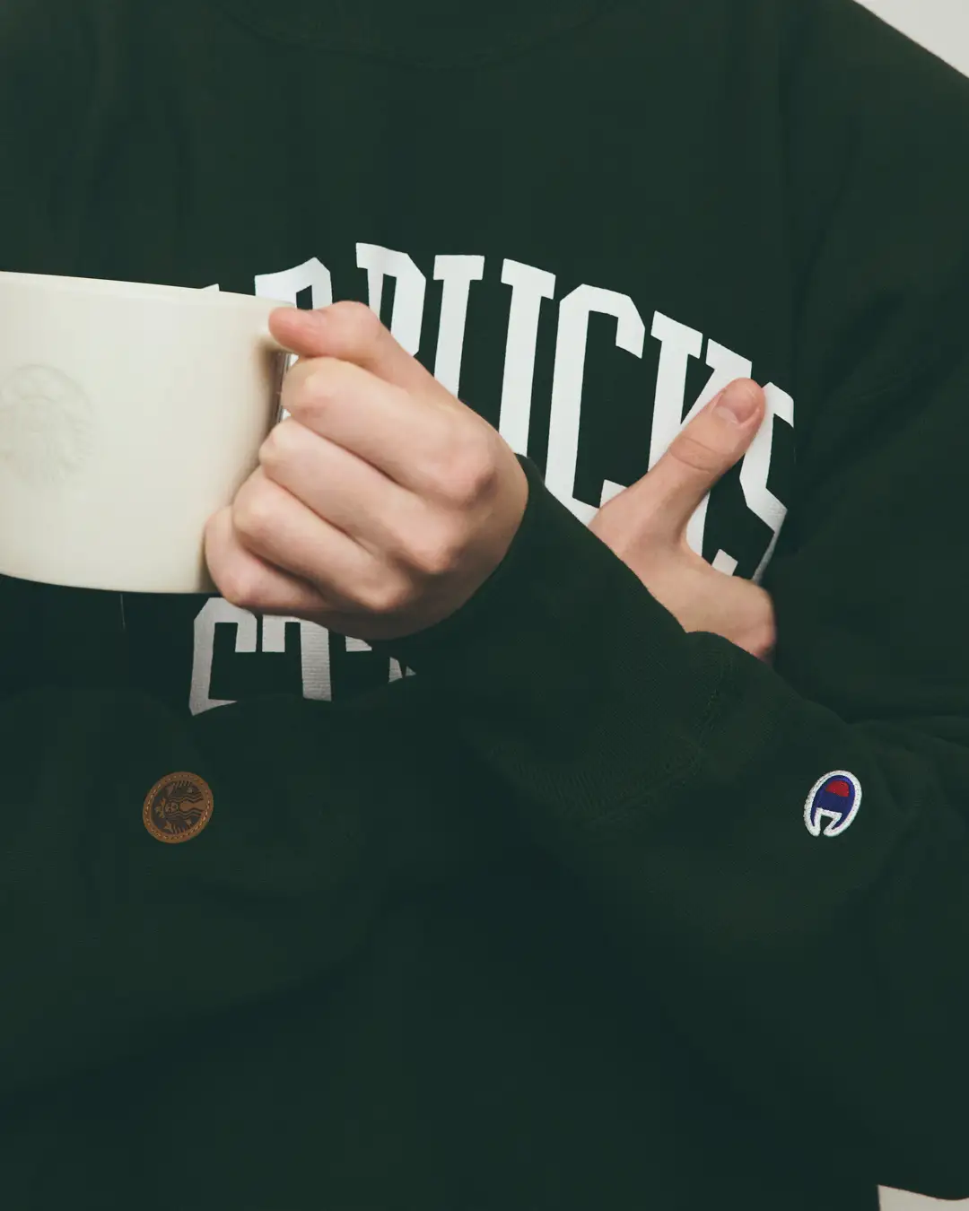 STARBUCKS × BEAMS の “STARBUCKS STAND by BEAMS” より第1弾アイテム Champion 別注リバースウィーブ®︎が11月21日(金)発売