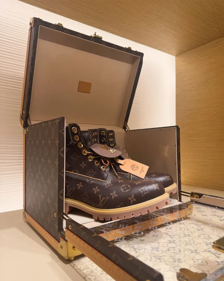 Louis Vuitton × Timberland の 18K ゴールドブーツが発表