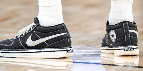 NBA の Devin Booker が NIKE BOOK 1 × CONVERSE Chuck Taylor を着用