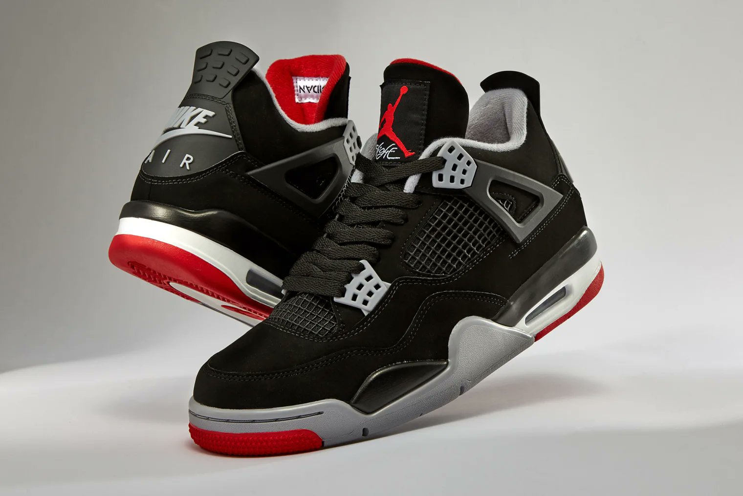 Travis Scott が NIKE AIR JORDAN 4 RETRO OG “Bred” を着用