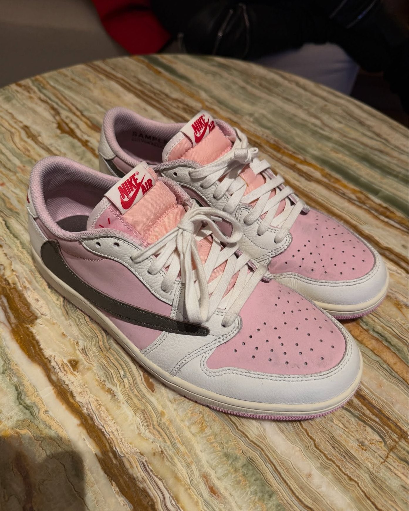 Travis Scott × NIKE AIR JORDAN 1 LOW “Shy Pink” のサンプルが公開