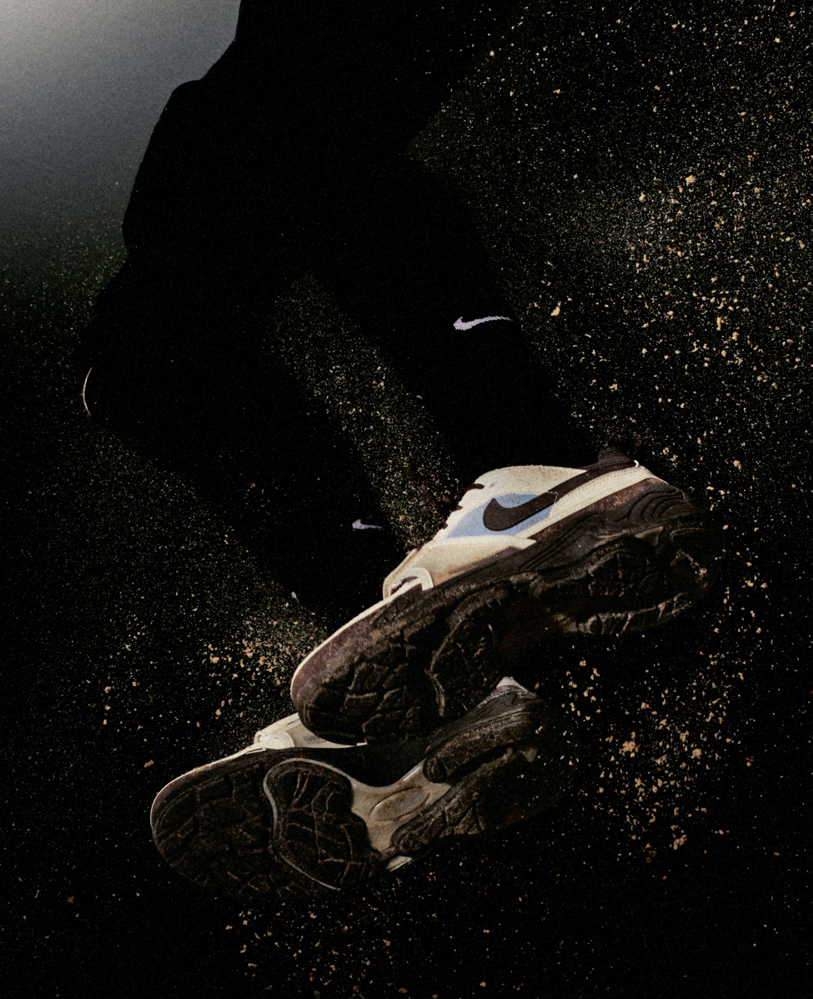 Travis Scott × NIKE ZOOM FIELD JAXX “Leche Blue” のMAX35％OFF セールが開催