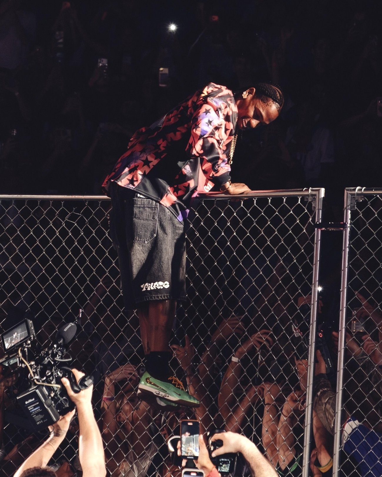 Travis Scott が NIKE のサッカー&アートイベント  “Toma El Juego Miami” で未発表のサッカーシューズを着用