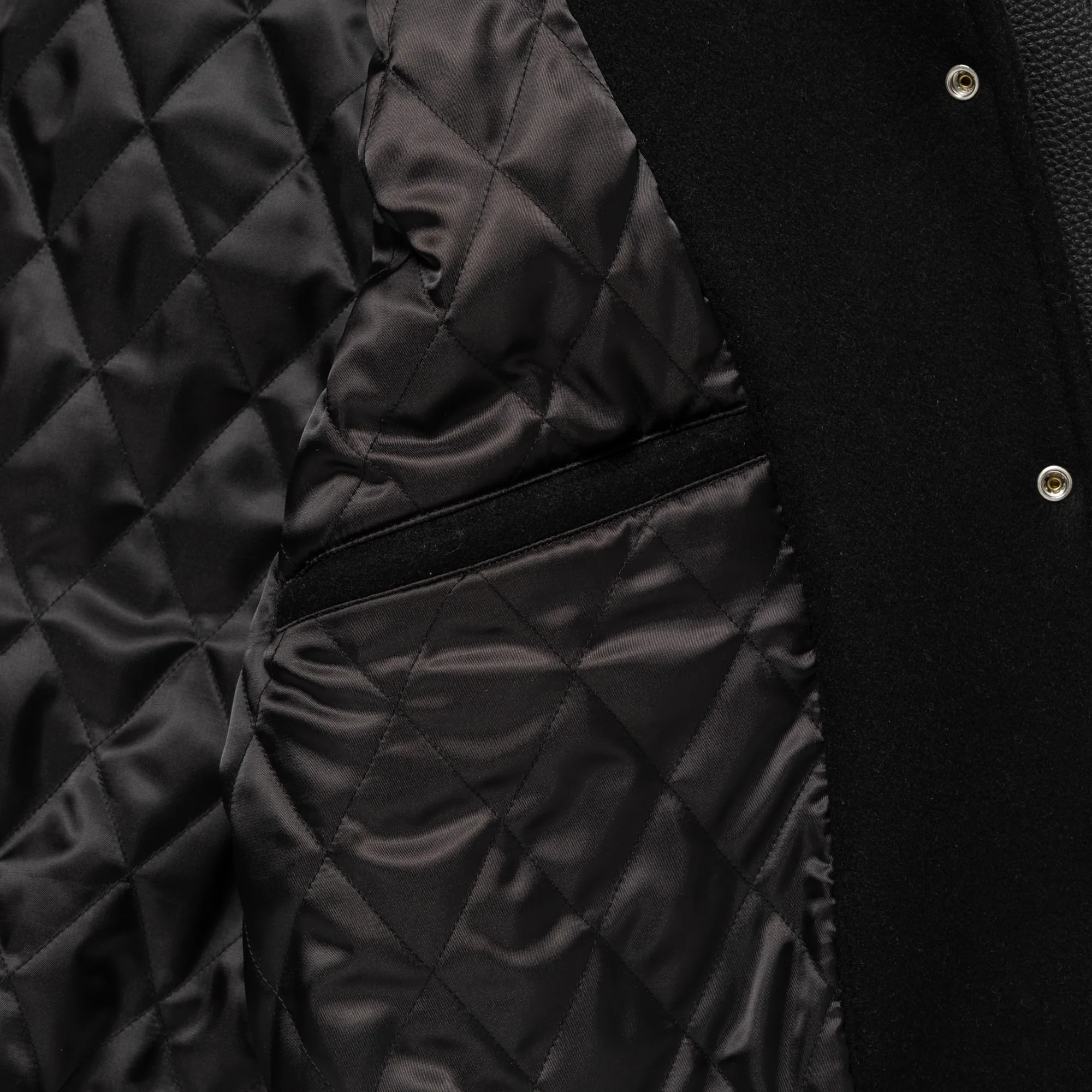 WTAPS 西山徹 が手掛ける DESCENDANT から『FLUKE UP VARSITY JACKET』が2月27日(木)発売