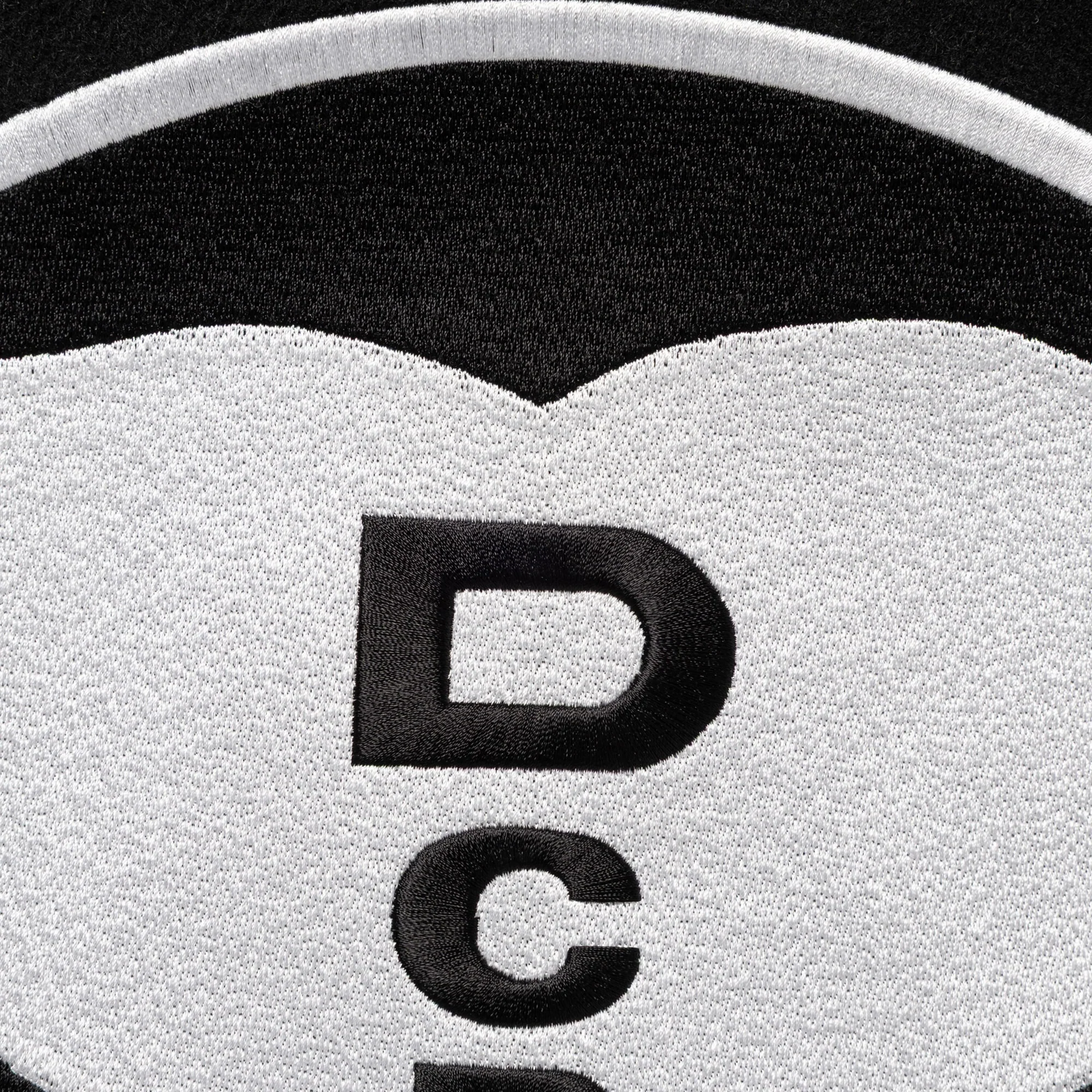 WTAPS 西山徹 が手掛ける DESCENDANT から『FLUKE UP VARSITY JACKET』が2月27日(木)発売