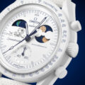 OMEGA × Swatch × SNOOPY『MoonSwatch Mission to Earthphase - Moonshine Gold』が12月5日(金)発売予定