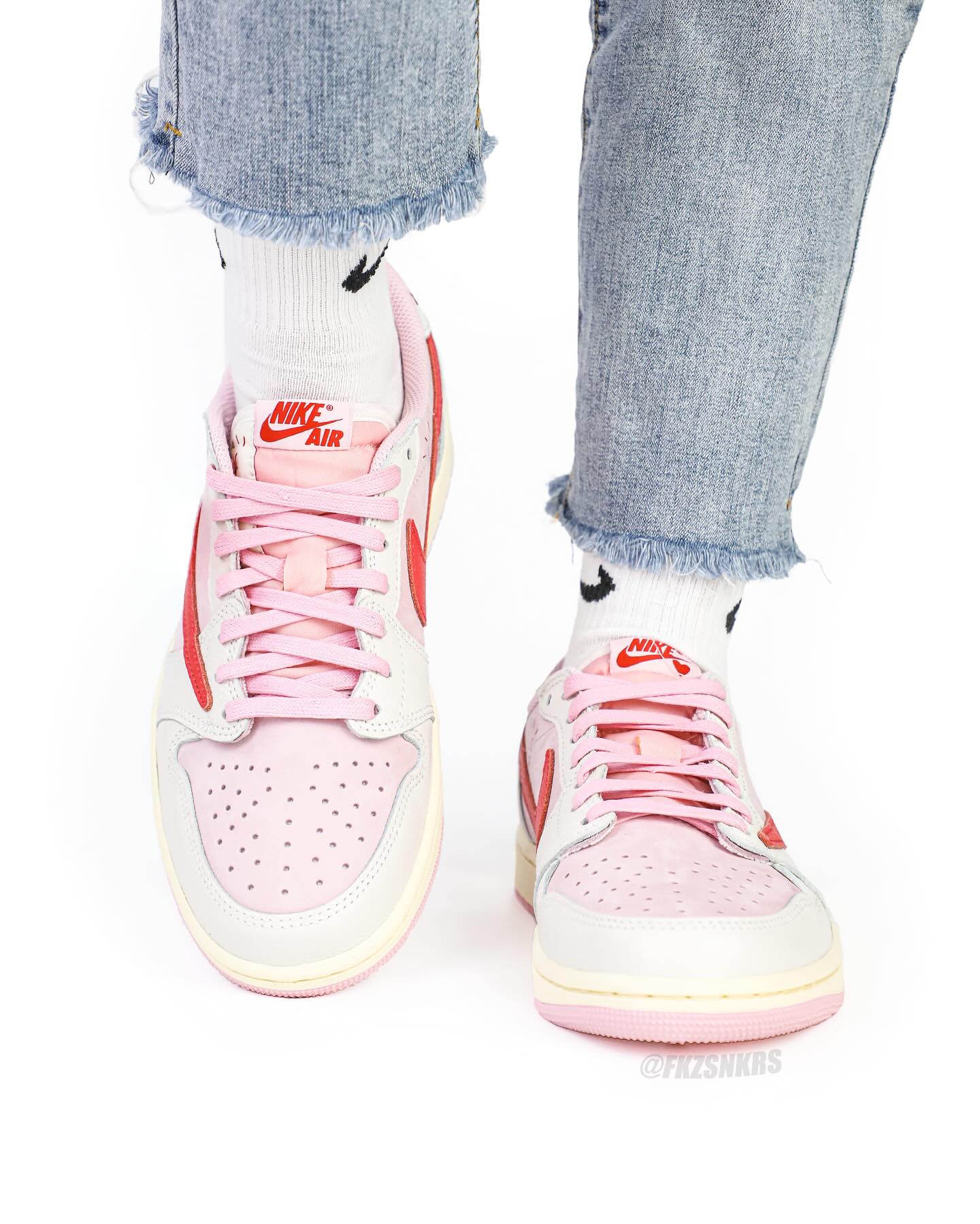 Travis Scott × NIKE AIR JORDAN 1 LOW “Sail/Shy Pink” が2026年5月22日(金)に発売予定