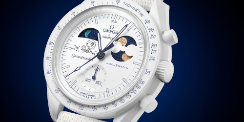 OMEGA × Swatch × SNOOPY『MoonSwatch Mission to Earthphase - Moonshine Gold』が12月5日(金)発売予定