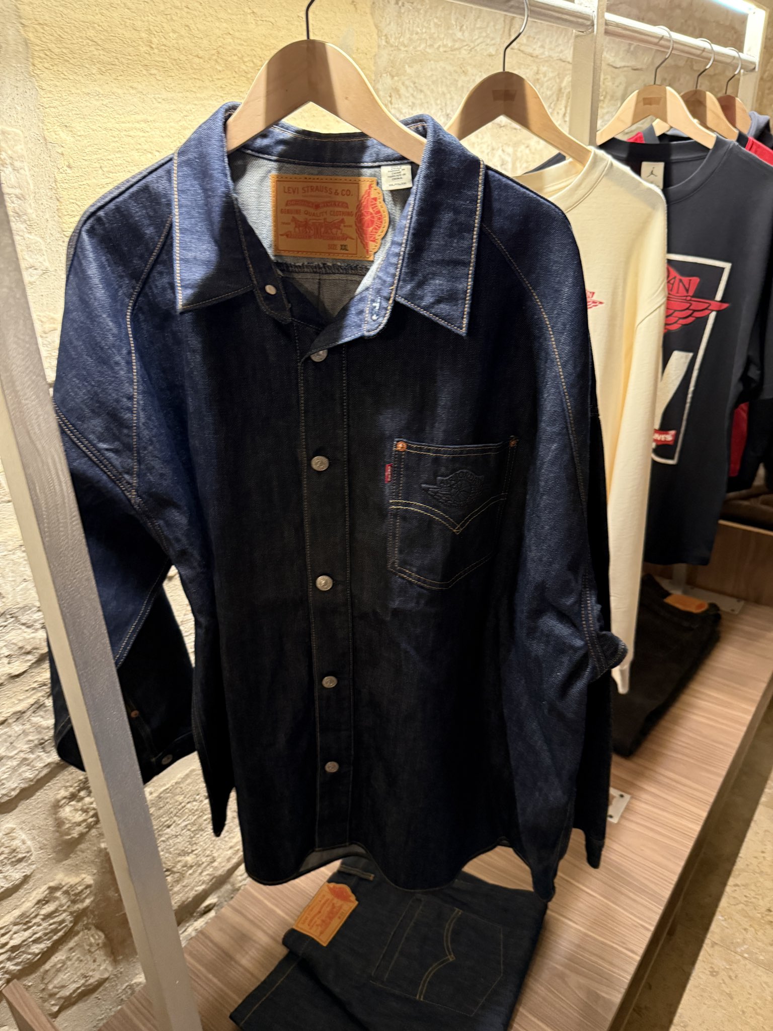 Levi’s® × JORDAN による最新アパレルコレクションの実物画像が公開