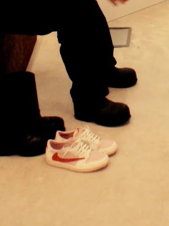 トラヴィス・スコット がInstagramにて Travis Scott × NIKE AIR JORDAN 1 LOW “Shy Pink” の発売を匂わす