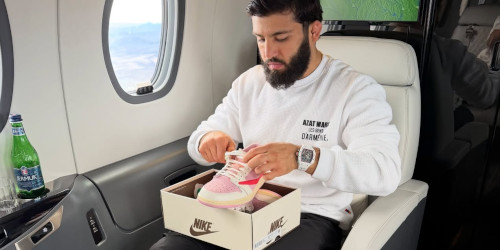 UFC ファイターの アルマン・ツァルキヤン が Travis Scott × NIKE AIR JORDAN 1 LOW “Tropical Pink” を公開