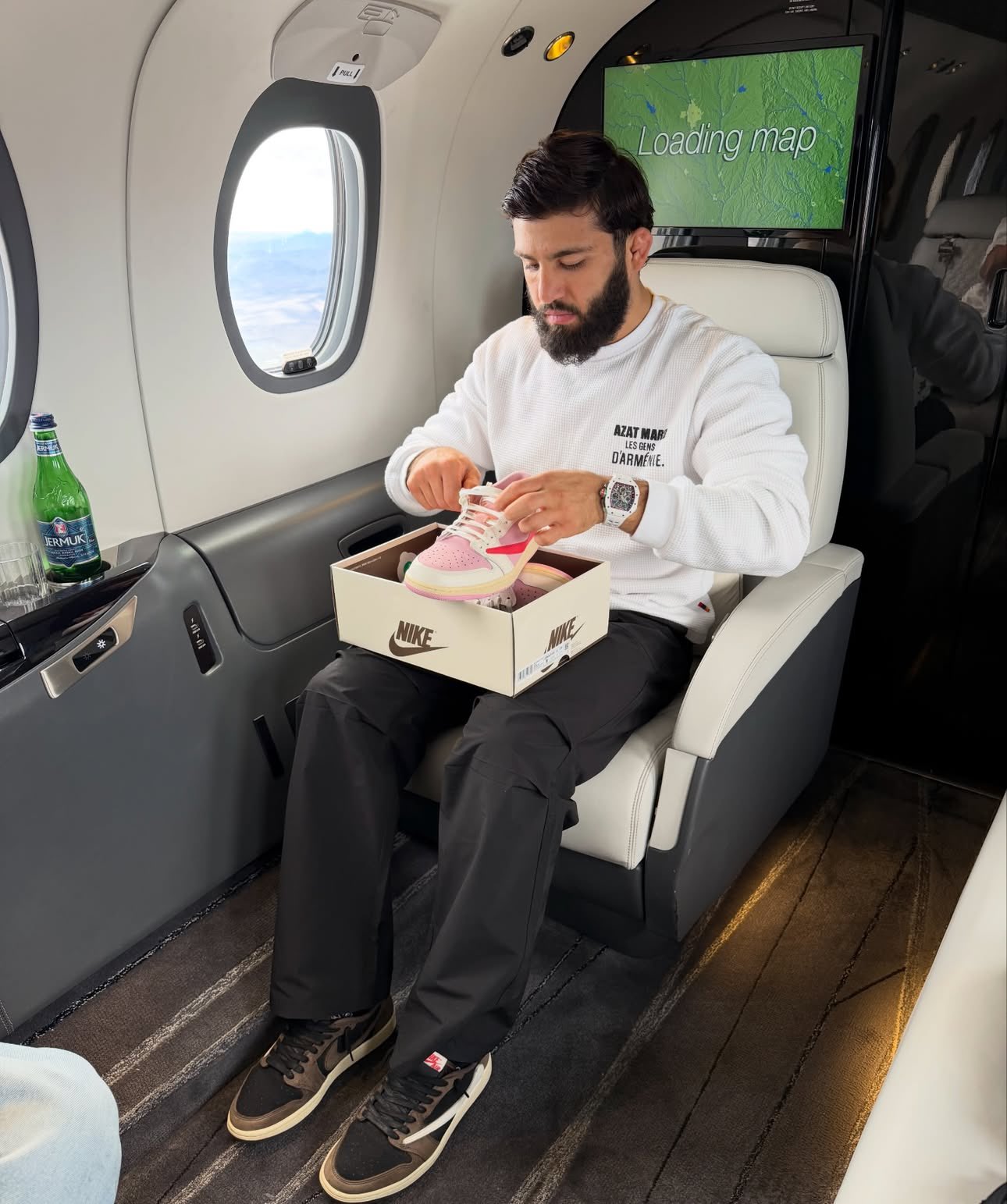 UFC ファイターの アルマン・ツァルキヤン が Travis Scott × NIKE AIR JORDAN 1 LOW “Tropical Pink” を公開