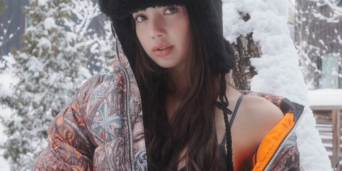 BLACKPINK LISA が Chrome Hearts × NOCTA × NIKE を着用