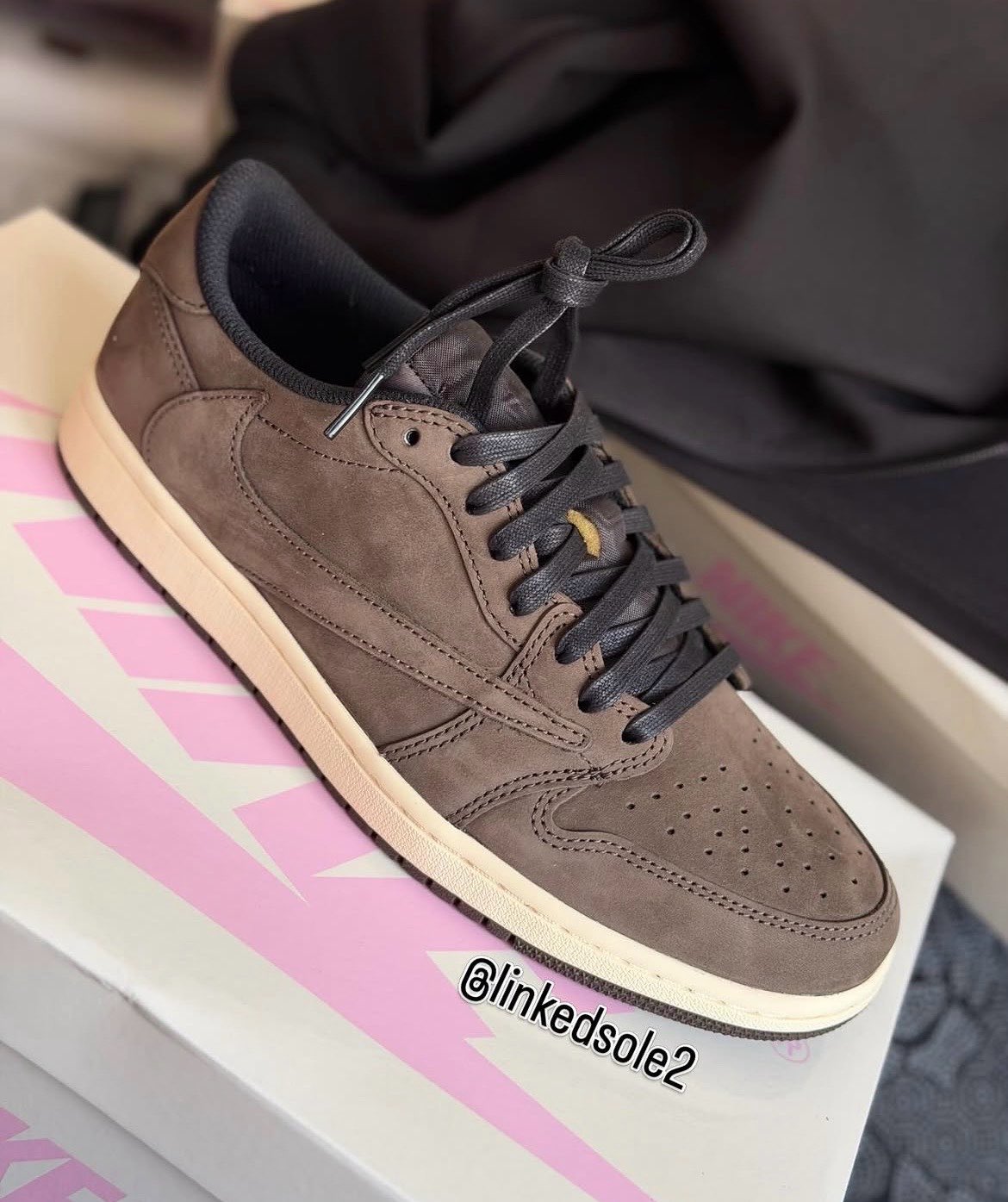Travis Scott × NIKE AIR JORDAN 1 LOW “Mocha” が公開