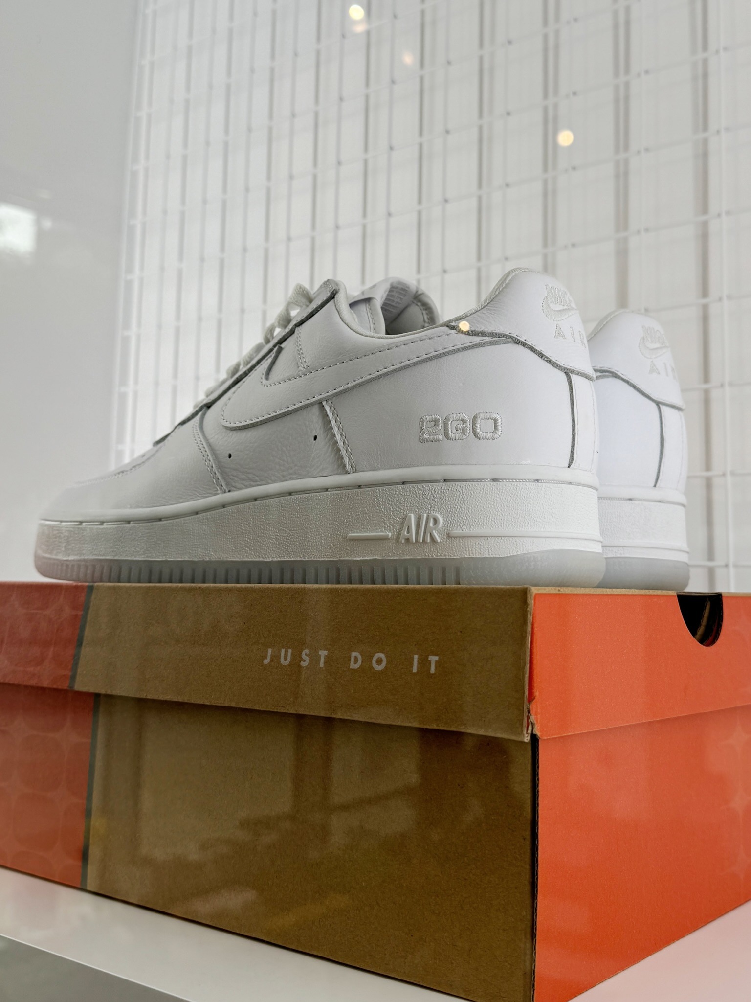 NIGO® × NIKE AIR FORCE 1 “Triple White 2GO” が公開