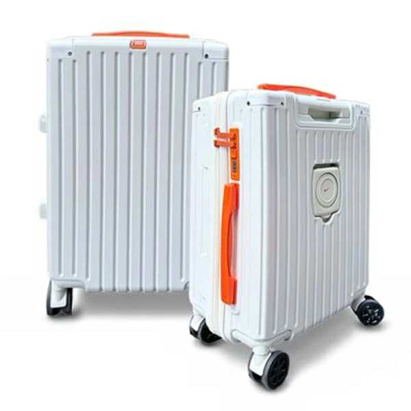 NIKE の海外限定アイテム『Solo Swoosh Carry On Suitcase』が発売