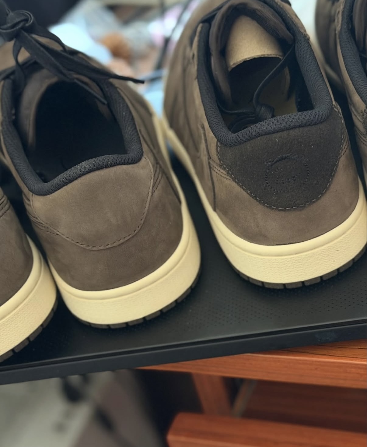 Travis Scott × NIKE AIR JORDAN 1 LOW “Mocha” が公開