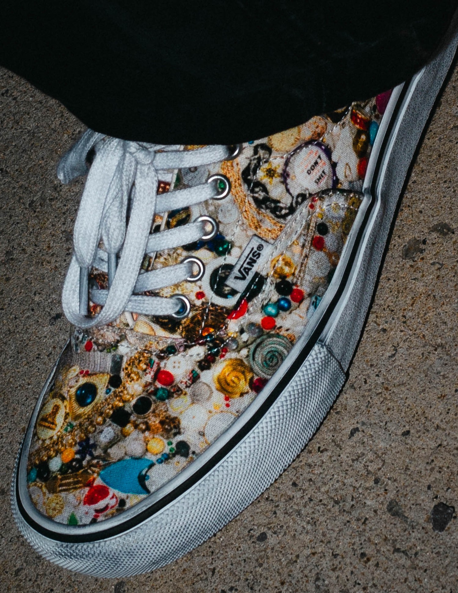 Supreme がアメリカの現代美術家 Mike Kelley との2026年春コラボコレクションを発表