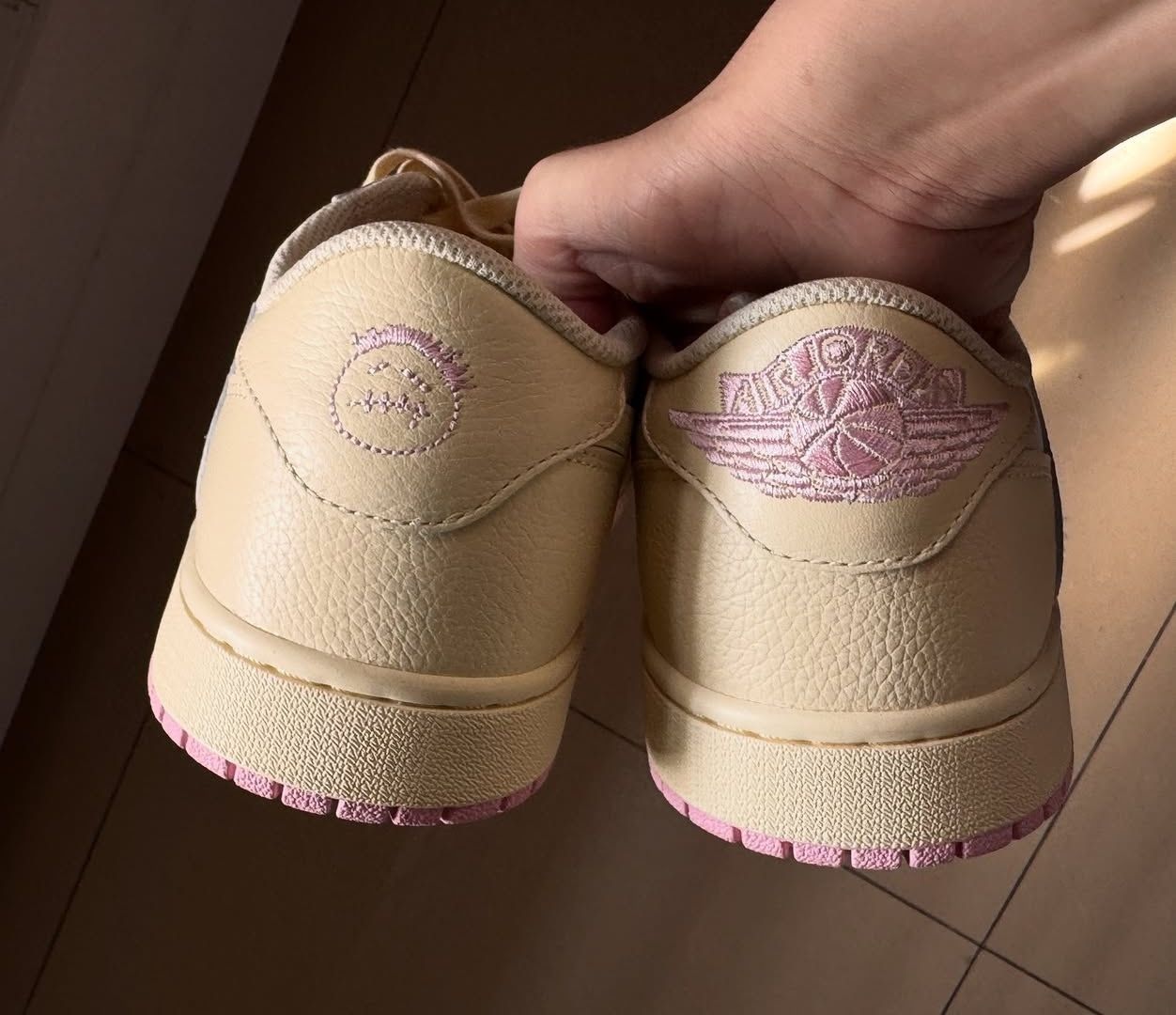 Travis Scott × NIKE AIR JORDAN 1 LOW “Pink” が5月22日(金)に発売予定
